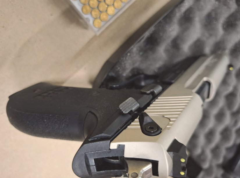Occasion: Neuwertige Pistole Sig Sauer Mosquito Kaliber 22 L.R. und 100 Schuss Munition Remington