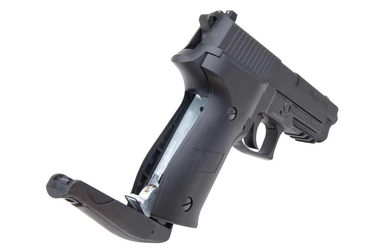 Aktion: CO-2 Pistole Sig Sauer P226, mit 2 zusätzlichen Magazinen, Black, Kal. 4,5mm Diabolo,120m/s