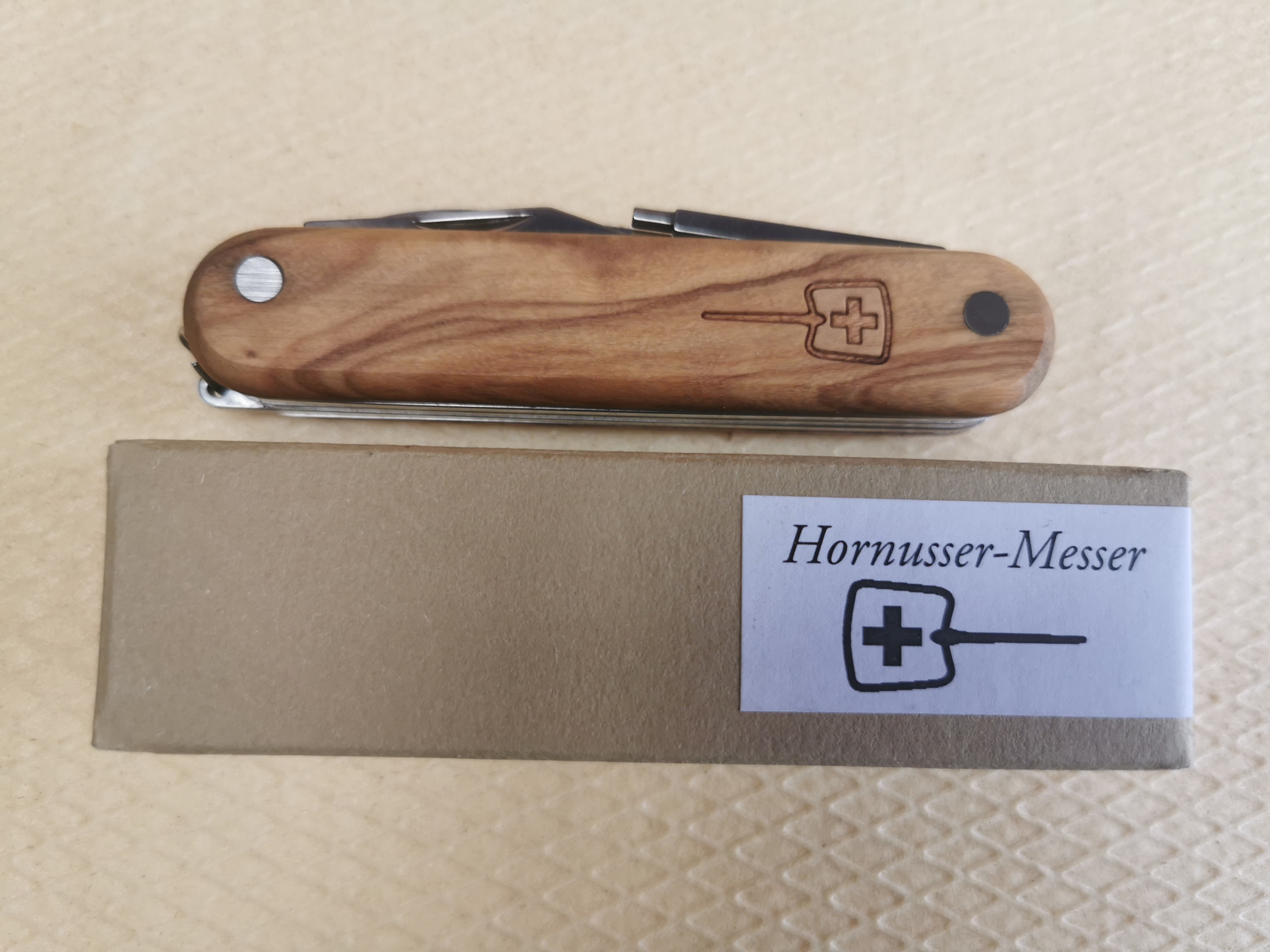 Hornusser Messer – Multifunktions-Klappmesser mit Olivenholz-Griff