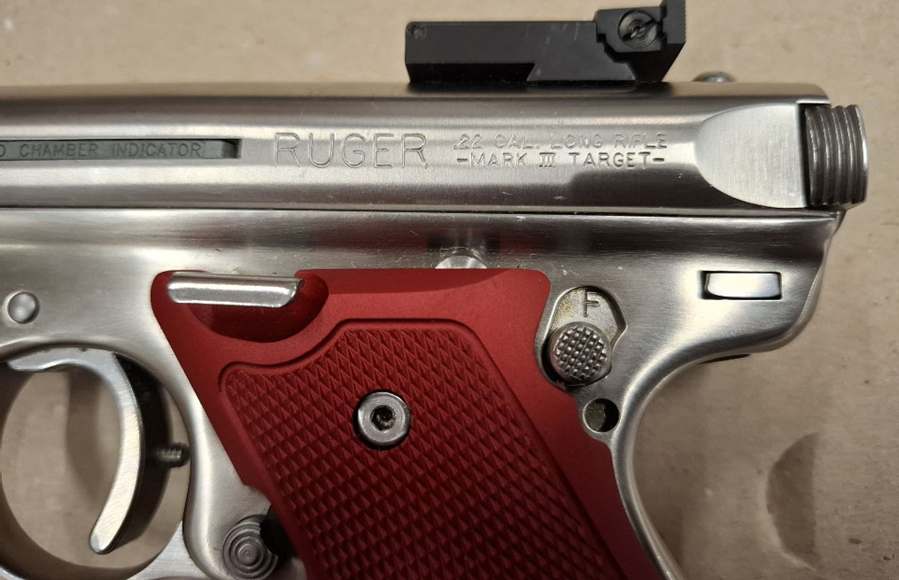 Occasion: Pistole Ruger Mod. MK-III Target Kaliber .22 LR. Zustand: Sehr gut inkl 2 Fabrikneuer Magazine