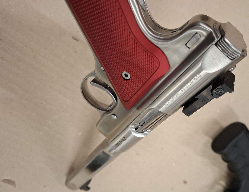 Occasion: Pistole Ruger Mod. MK-III Target Kaliber .22 LR. Zustand: Sehr gut inkl 2 Fabrikneuer Magazine